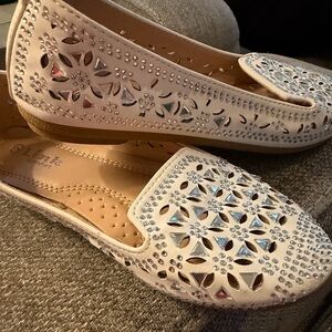 Link Comfort white ballet flats Shoes with Silver sequin Accents Size 2 like new
